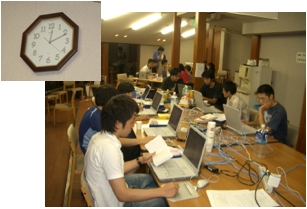 制作している学生達（深夜12時）