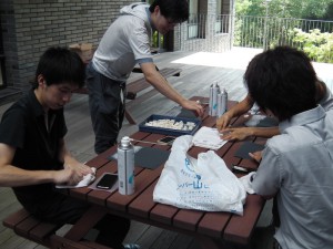 青空のもとヤスリがけ