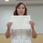 賞状を構える水口先生